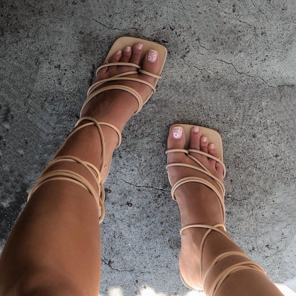 Nude strap he sandals block toe